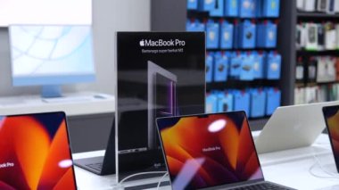 Denpasar, Endonezya - 22 Ekim 2023: Elma dükkanının tezgahında M2 çipli yeni Macbook Pro. Sinematik çekim: Apple şirketinin yeni MacBook Pro koleksiyonunun açılışı. Yeni Macbook Pro, M2