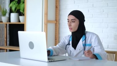 Arap Doktoru online danışmanlık yapan hastaları dikkatle dinler. Böyle ilgili bir doktordan yardım almak paha biçilemez. Değerli online doktor tavsiyesi kavramı gerçek zamanlı