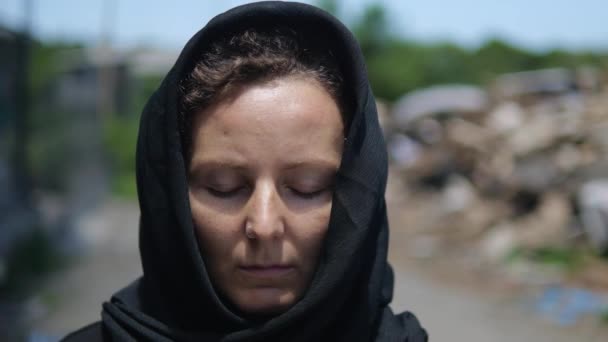 Θλιβερό Πρόσωπο Χήρας Γυναίκας Πένθιμα Ρούχα Κατά Διάρκεια Του Πολέμου — Αρχείο Βίντεο