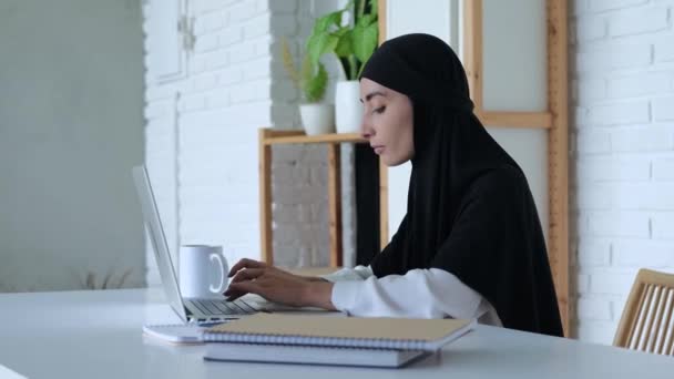 Estudante Muçulmano Vestindo Hijab Está Digitando Dissertação Computador Estudante Está — Vídeo de Stock