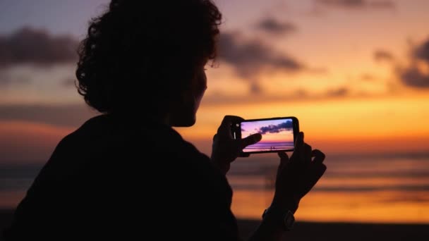 Vrouw Vangt Fel Gekleurde Lucht Met Haar Telefoon Camera Prachtige — Stockvideo