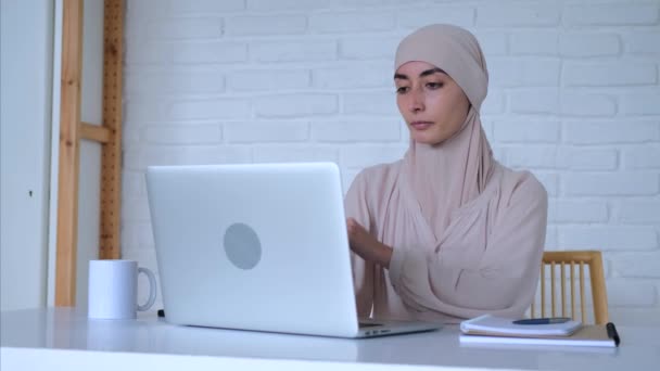 Ung Attraktiv Muslimsk Affärskvinna Hijab Arbetar Laptop Medan Arbetar Distans — Stockvideo