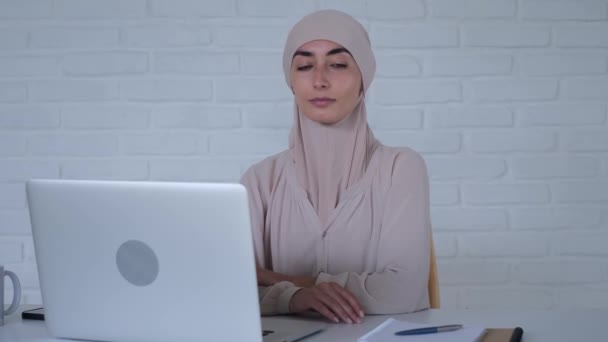 Mujer Musulmana Sienta Junto Computadora Portátil Bloc Notas Libros Reflejo — Vídeos de Stock