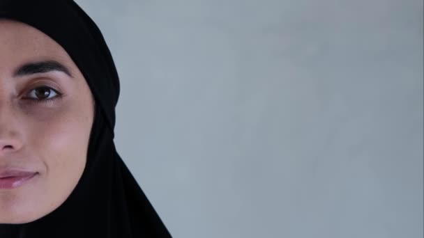 Orientalna Kobieta Hidżabie Uśmiecha Się Szczerym Spojrzeniem Piękna Zakonnica Krawędzi — Wideo stockowe