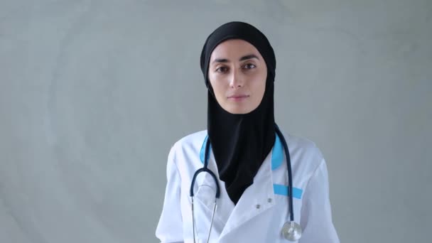 Muzułmański Lekarz Hidżabie Mundur Stetoskopem Lekarze Muzułmański Pewny Wygląd Budzi — Wideo stockowe