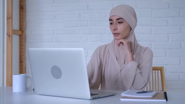 Ελεύθερος Επαγγελματίας Φορώντας Μαντίλα Κάθεται Άνετα Στο Σπίτι Και Κάνει — Αρχείο Βίντεο