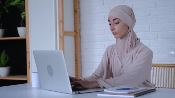 Poważna Kobieta Biznesu Hidżabie Domu Laptopem Komunikuje Się Kolegami Sprawach — Wideo stockowe