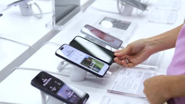 Денпасар Индонезия Октября 2023 Года Покупательница Сравнивает Свой Iphone Новым — стоковое видео