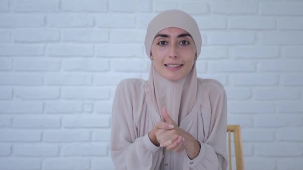 Nahaufnahme Einer Lächelnden Orientalischen Frau Hijab Die Vor Laufender Kamera — Stockvideo