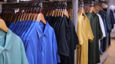 Popüler giyim mağazası çok çeşitli tişörtler sunuyor. Mağazalarda sergilenen çok renkli tişört modelleri. Mağazaya gelen ziyaretçiler en sevdikleri tişörtü çok çeşitli seçeneklerden seçebilirler.