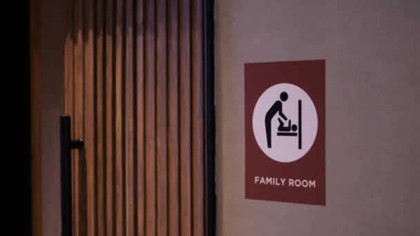 Oznakowanie Ścianie Pobliżu Drewnianych Drzwi Toalety Pokój Rodzinny Znak Wskazujący — Wideo stockowe