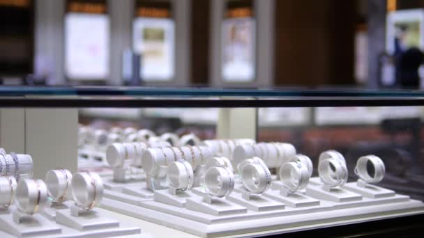 Okno Sklepu Wyświetla Biżuterię Bransoletki Wykonane Różnych Metali Drobna Biżuteria — Wideo stockowe