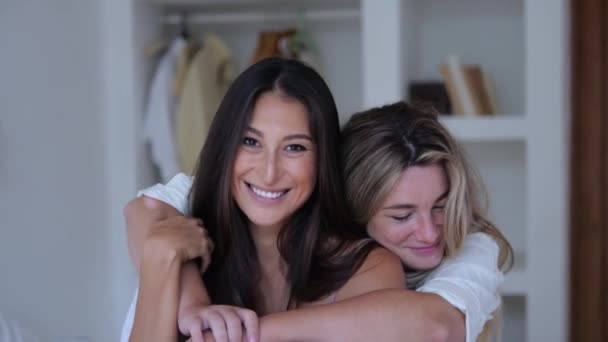 Vidám Barátok Nők Szorosan Ölelkeznek Mosolyognak Gyönyörű Barátok Mindig Együtt — Stock videók