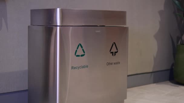 公共の場で廃棄物を分離するためのアイコン付きのゴミ箱 個別の廃棄物収集により 環境保全を効果的にリサイクルすることができます エコロジーにとって個別の廃棄物の収集は重要です — ストック動画