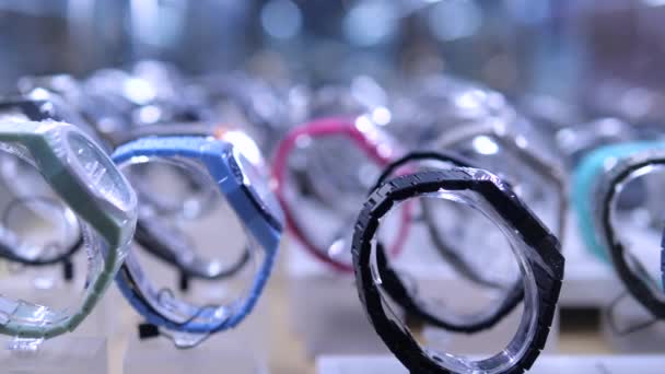 Okno Sklepu Zbliżenia Wyświetlające Najnowsze Modele Zegarków Jasne Kreatywne Zegarki — Wideo stockowe