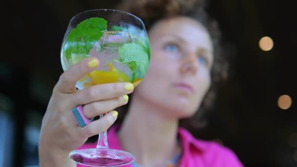 Närbild Kvinna Som Håller Uppfriskande Cocktail Handen Vackra Glasbägare Dricka — Stockvideo