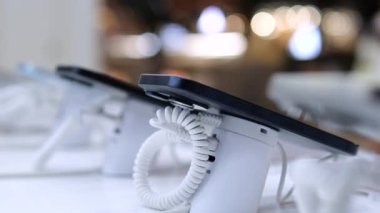 Modern teknoloji, telefonun yenilikçi tasarımı ön plana çıkarmasıyla sergileniyor. Dikkat çeken zarif bir teknoloji. Gelişmiş teknolojiler telefonu sadece bir alet değil, aynı zamanda bir sanat eseri yapar..