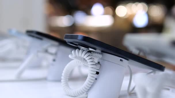 Tecnologia Moderna Está Exibição Com Close Telefone Destacando Design Inovador — Vídeo de Stock