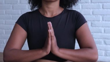 Meditasyona dalmış genç ve rahat bir kadının yakınlaşması. Yüzü tamamen sakin, kadın tamamen rahat ve tüm endişelerden dinleniyor. Meditasyon kendi kendine dinlenme ve sakinleşme yoludur..