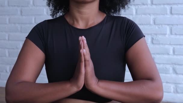 Primer Plano Joven Mujer Relajada Inmersa Meditación Cara Absolutamente Tranquila — Vídeos de Stock