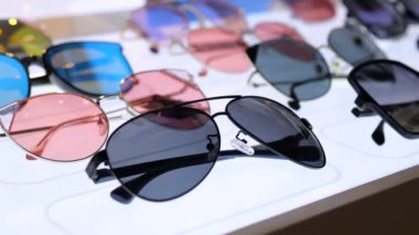 Çok şık güneş gözlüklü popüler bir optik mağaza. Mağaza vitrininde farklı şekil ve renkte gözlük modelleri var. Mağazada her yaş ve bütçe için bardak seçebilirsiniz..