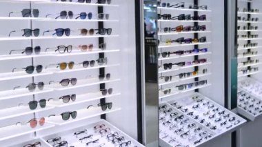 Optik pencerede önde gelen markalara ait son cam koleksiyonları sergileniyor. Her klasik ve orijinal tasarım için modaya uygun gözlük. Ziyaretçileri, kendilerine uygun bardakları seçmeleri için depoluyorlar.