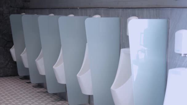 Vazio Limpo Mens Vaso Sanitário Com Urinóis Cerâmica Local Público — Vídeo de Stock
