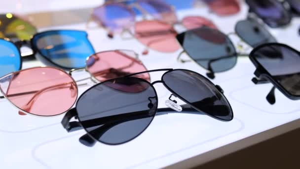 流行的光学商店 有大量的时髦太阳镜选择 商店橱窗里有不同形状和颜色的眼镜模型 在商店里 你可以选择任何年龄和任何预算的眼镜 — 图库视频影像