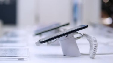 Modern elektronik mağazasında en yeni model akıllı telefon sergileniyor. Telefon kılıfının ultra modern tasarımı talepkar alıcıları cezbediyor. Yenilikçi teknolojiler sayesinde telefon zamanının ilerisinde..