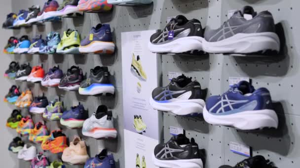 Ubud Indonesia Oktober 2023 Selectie Van Verschillende Modellen Sneakers Etalage — Stockvideo