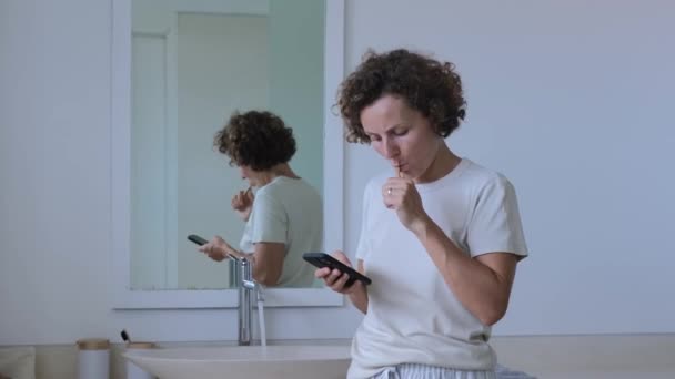 Lady Fogmosás Fürdőszobában Görgetés Okostelefonon Széles Kép Görgetés Okostelefonon Miközben — Stock videók