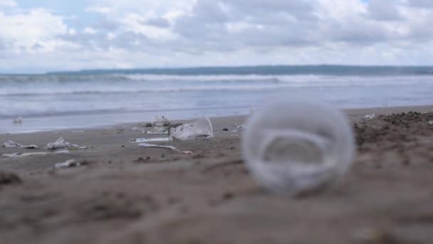 Plastikowe Zanieczyszczenia Plaży Zbliżenie Plastikowych Śmieci Leży Piasku Doprowadzi Zanieczyszczenia — Wideo stockowe