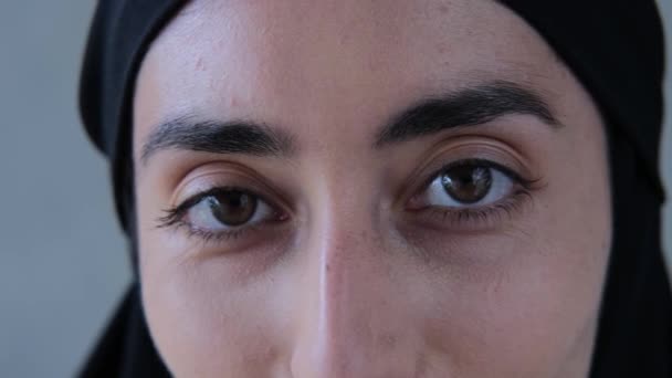 Retrato Mulher Muçulmana Hijab Olhos Felizes Olhando Para Câmera Perto — Vídeo de Stock