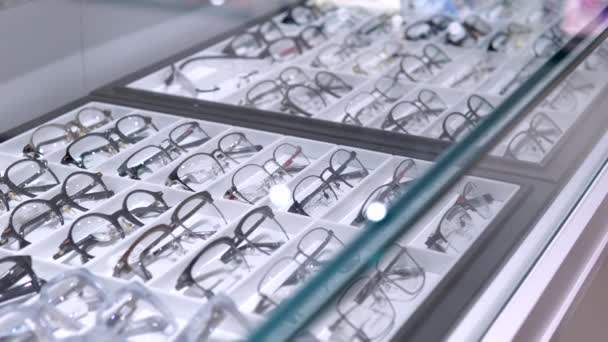 Sklep Optyczny Oferuje Gamę Okularów Korekcji Wzroku Okno Sklepu Optycznego — Wideo stockowe