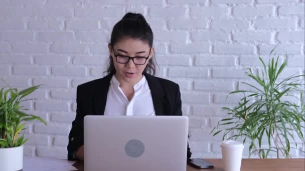 Pengusaha Wanita Sukses Menyelesaikan Transaksi Menguntungkan Saat Laptop Banyak Negosiasi — Stok Video