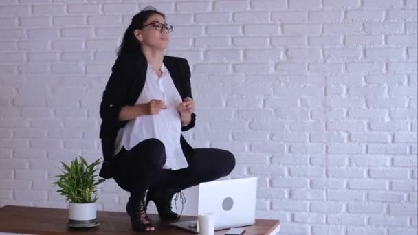 Trabalhador Escritório Alegre Dançando Área Trabalho Frente Laptop Mulher Negócios — Vídeo de Stock