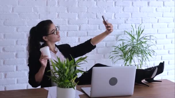Secretário Com Caneca Café Leva Selfie Com Pés Mesa Escritório — Vídeo de Stock