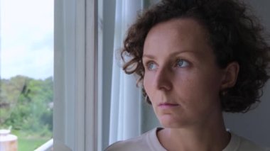 Hayatı sorunlarla dolu olan hayal kırıklığına uğramış kadın pencereden dışarı bakar. Sorunlara rağmen, kadın her şeyin değişeceğine dair umudunu kaybetmez. Bakış tam bir sorundur, gözler parlak gelecek için umut görebilir.