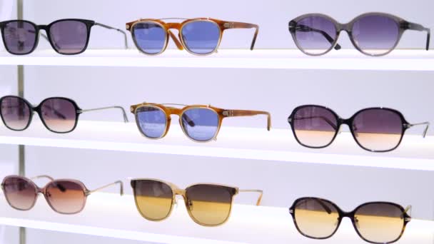 Obchod Nabízí Stylové Sluneční Brýle Pro Letní Vzhled Sluneční Brýle — Stock video