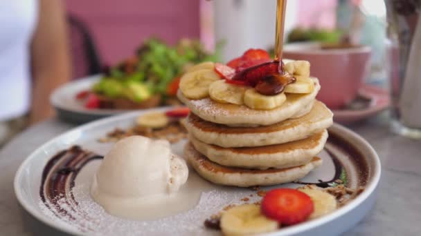 Pancake Dengan Buah Dan Krim Piring Sarapan Sehat Pancake Close — Stok Video
