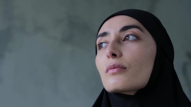 Mujer Musulmana Mira Cámara Con Expresión Seria Cara Primer Plano — Vídeo de stock