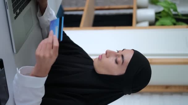 Verticale Video Moslim Dame Voert Een Bankkaartnummer Laptop Close Shot — Stockvideo