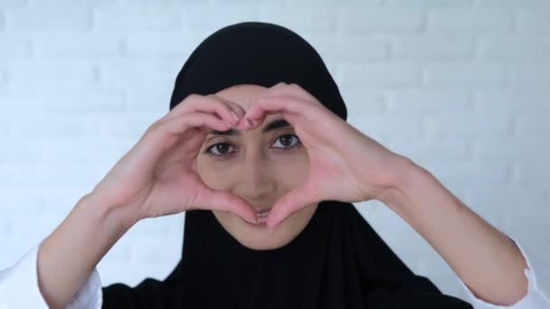 Muselman Kvinna Svart Hijab Avbildad Hjärta Gjord Händer Närbild Skott — Stockvideo