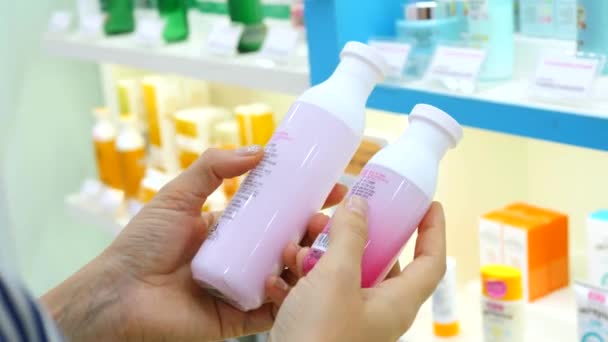 Sluiten Van Handen Cosmetica Winkel Met Gezichtsverzorging Producten Koper Leest — Stockvideo