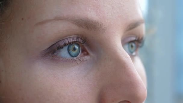 Крупный План Женщин Красивые Глаза Смотрящие Вдаль Мудрые Глаза Кристально — стоковое видео