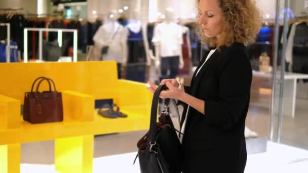 Geschäftsfrau Luxusboutique Wählt Stylische Tasche Aus Neuer Kollektion Frau Vergleicht — Stockvideo