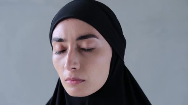 Mulher Muçulmana Hijab Preto Olha Tristemente Para Câmera Close Triste — Vídeo de Stock