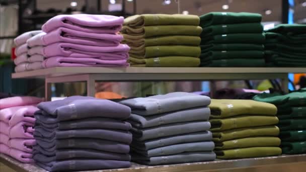 Kleding Winkel Kleding Het Centrum Van Hal Shirts Hangen Achtergrond — Stockvideo
