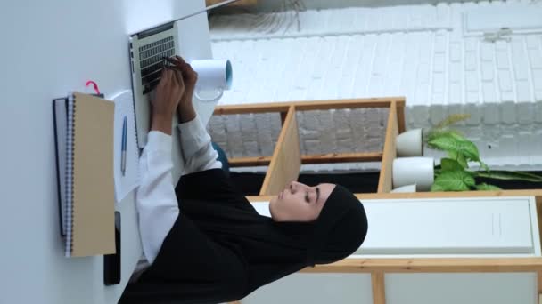 Vertikální Video Muslimka Psaní Notebook Dělat Poznámky Notebooku Boční Pohled — Stock video