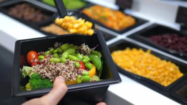 Primeros Planos Las Manos Recogiendo Almuerzo Saludable Verduras Frescas Hierbas — Vídeo de stock